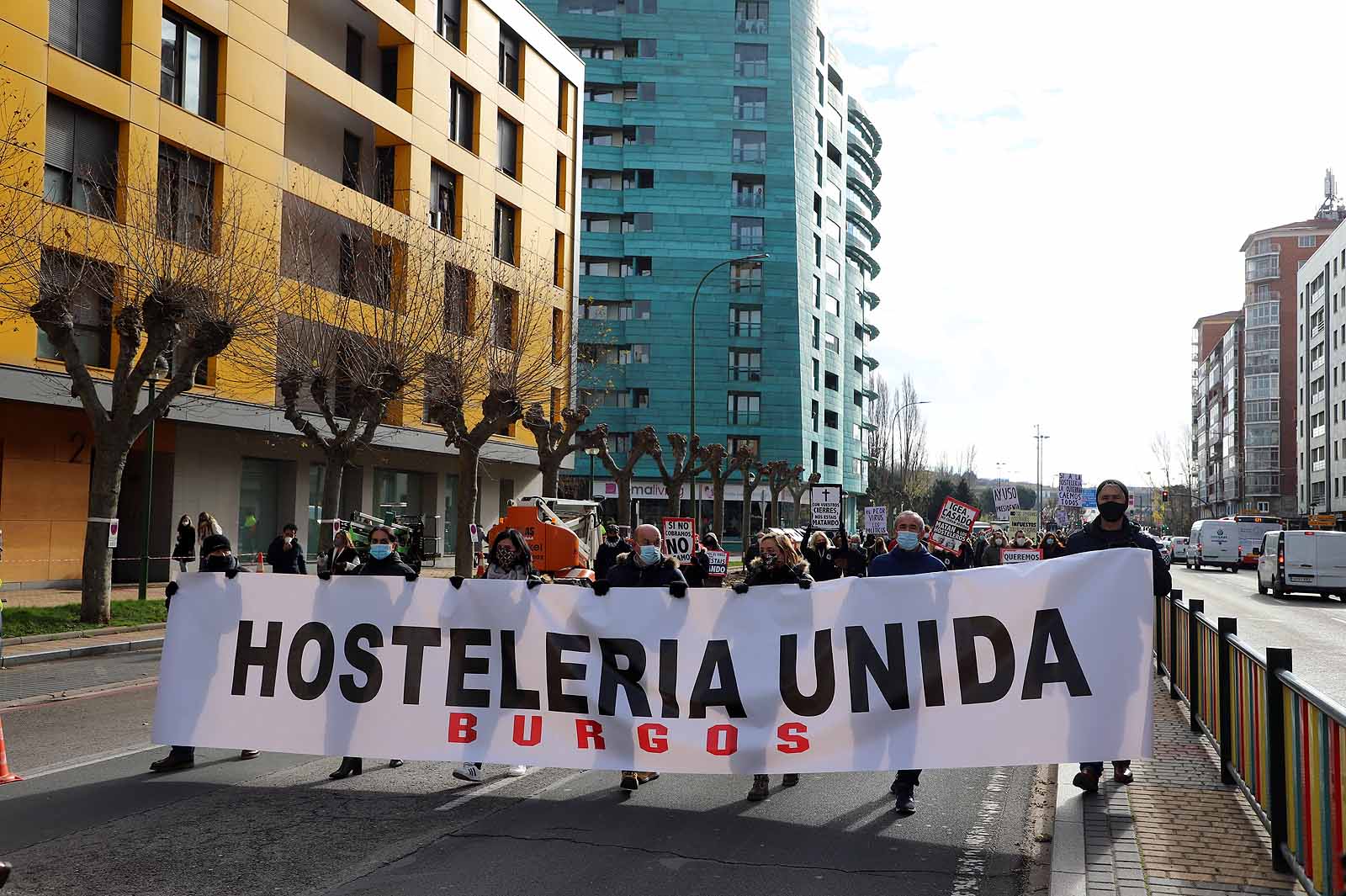 Fotos: Un millar de hosteleros sale a la calle para reclamar la apertura de sus locales