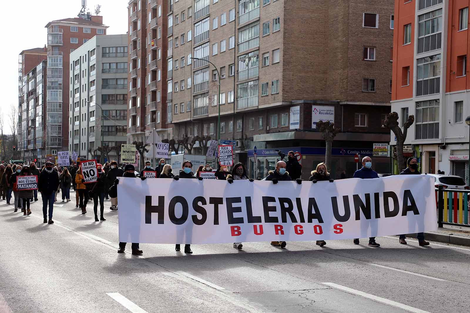 Fotos: Un millar de hosteleros sale a la calle para reclamar la apertura de sus locales