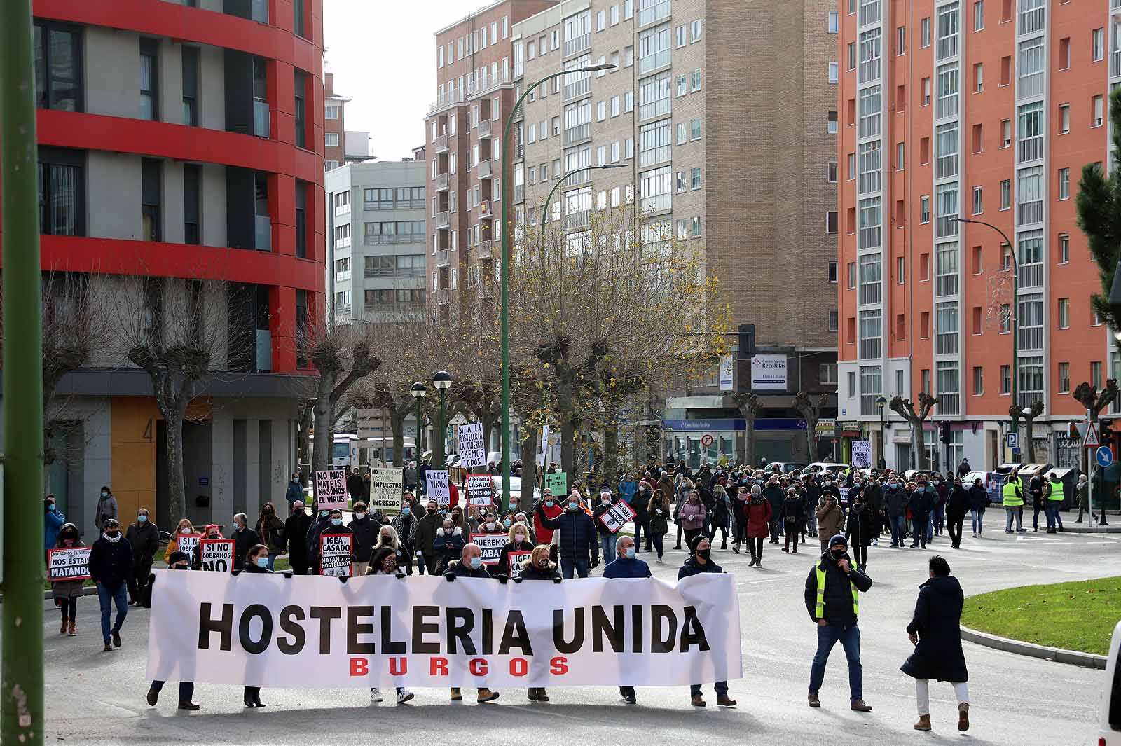 Fotos: Un millar de hosteleros sale a la calle para reclamar la apertura de sus locales