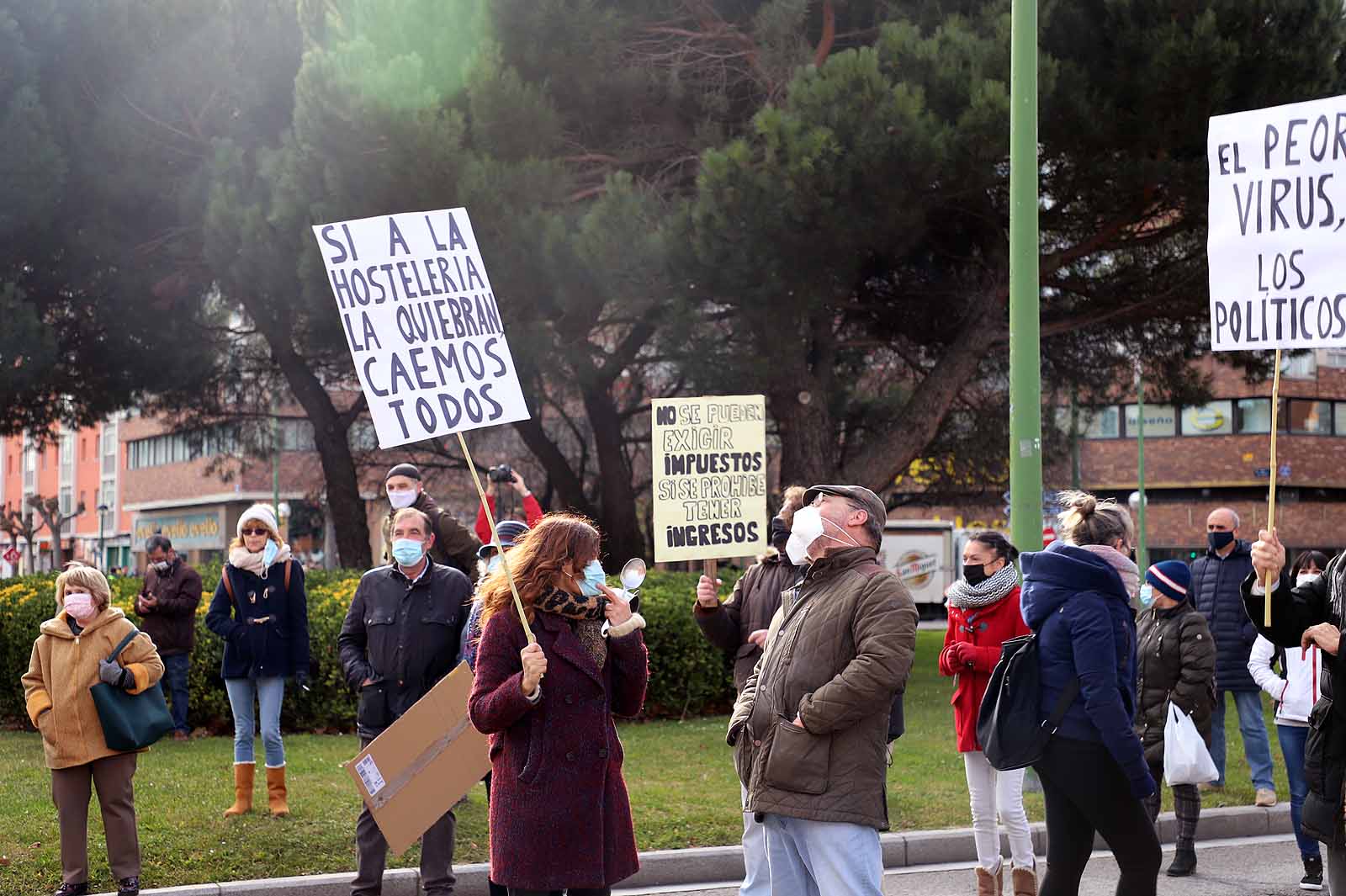 Fotos: Un millar de hosteleros sale a la calle para reclamar la apertura de sus locales