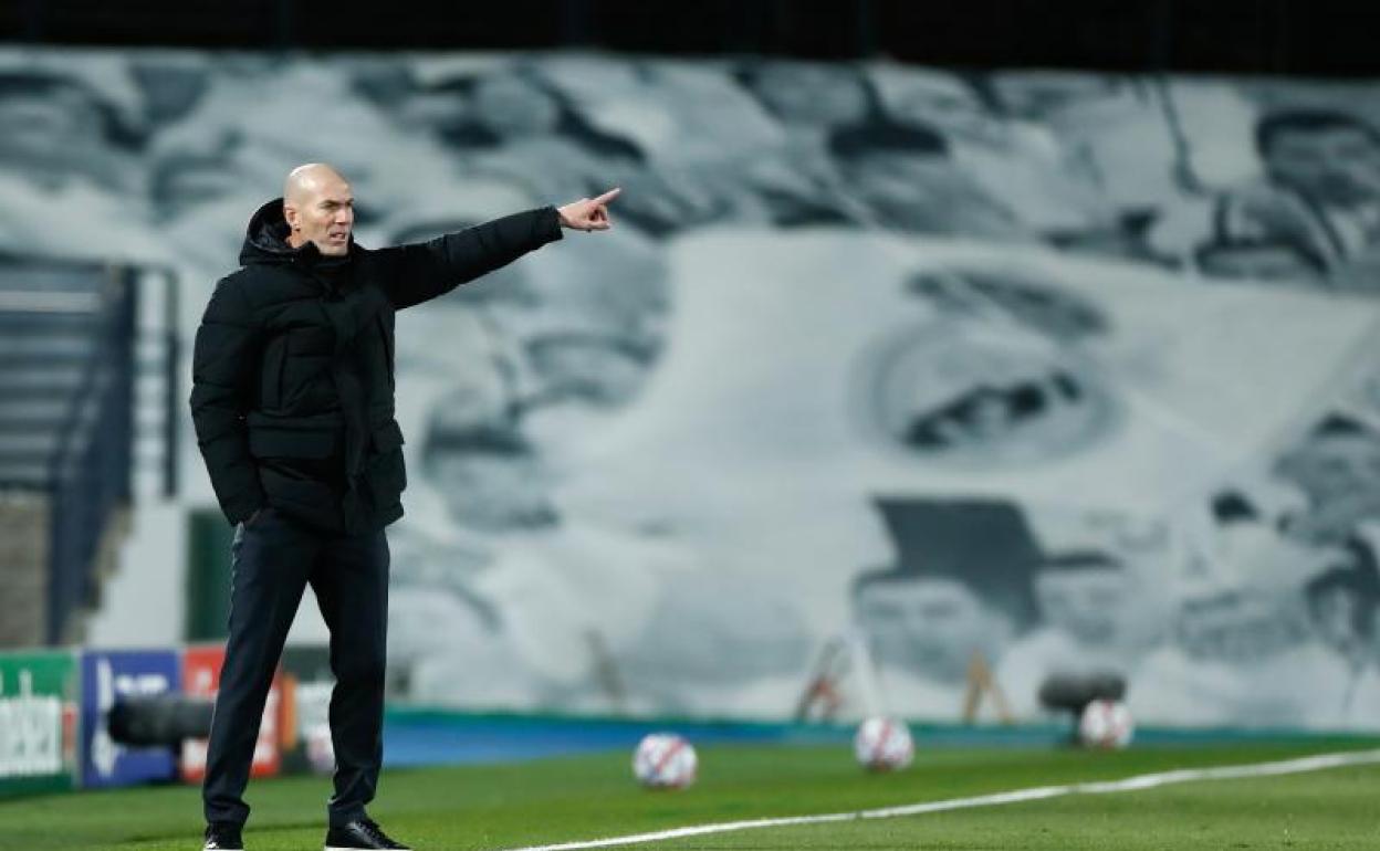 Zinedine Zidane, durante el partido contra el Borussia Mönchengladbach. 