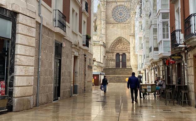 La lluvia marca la reapertura de las terrazas en Burgos