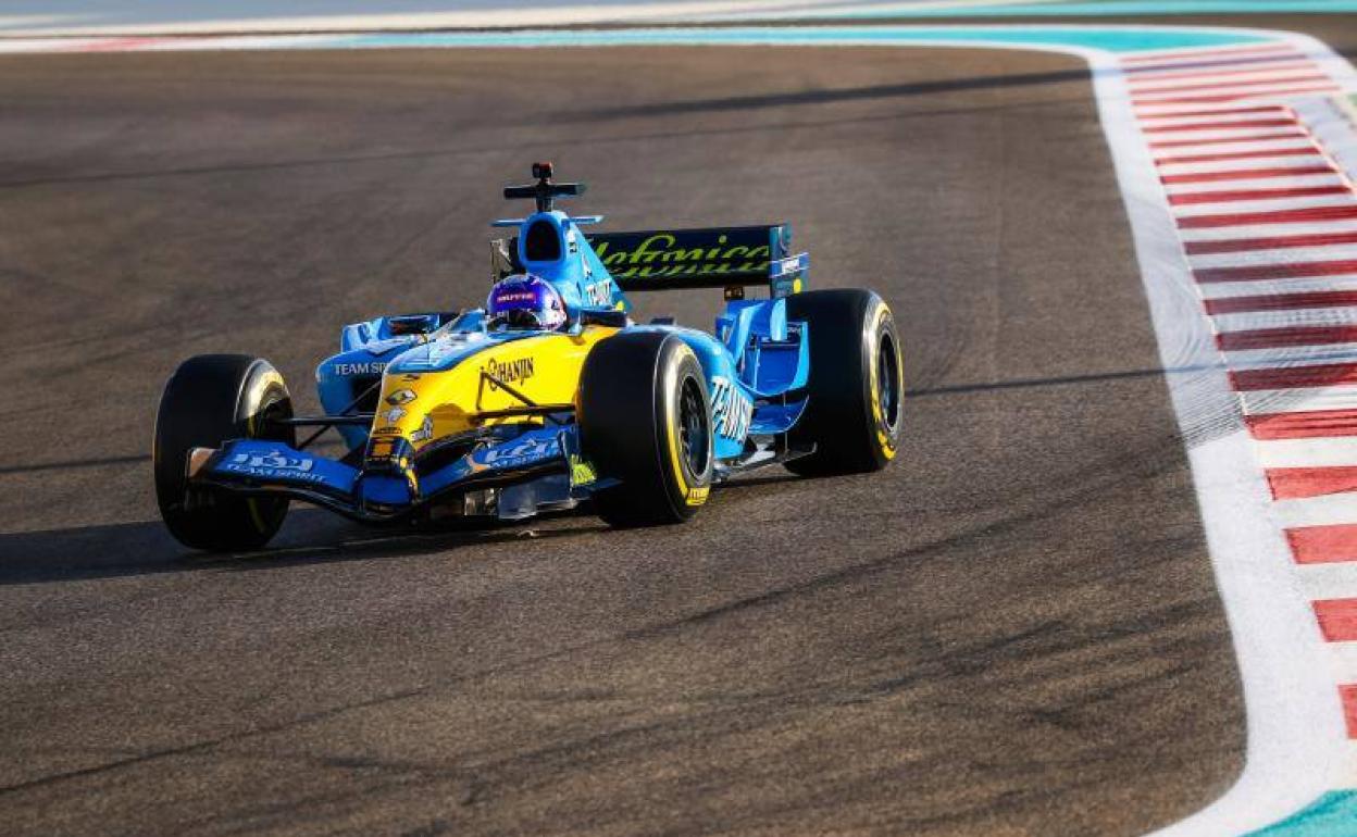 Alonso, sobre su R25 en el circuito Yas Marina