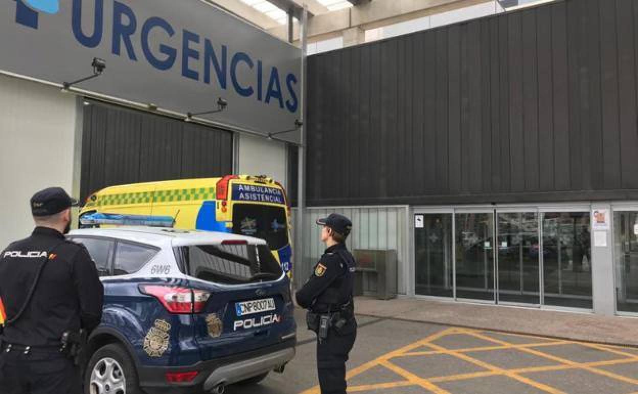 Imagen de archivo de la Policía Nacional en la entrada de Urgencias del hospital.