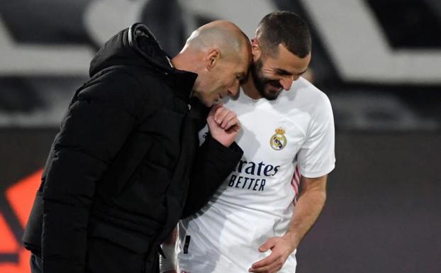 Zidane habla con Benzema tras uno de los goles del lionés frente al Athletic. 