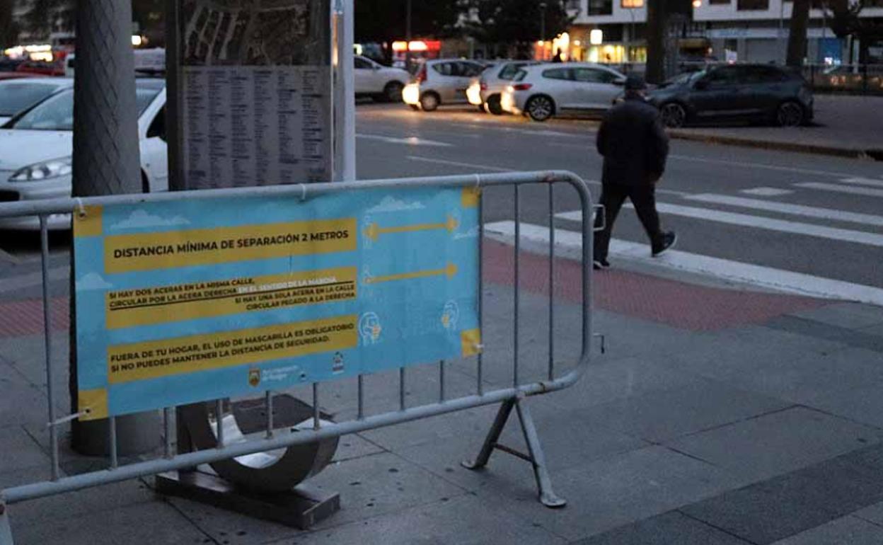 Una de las vallas instaladas en Burgos para recordar las medidas de seguridad. 