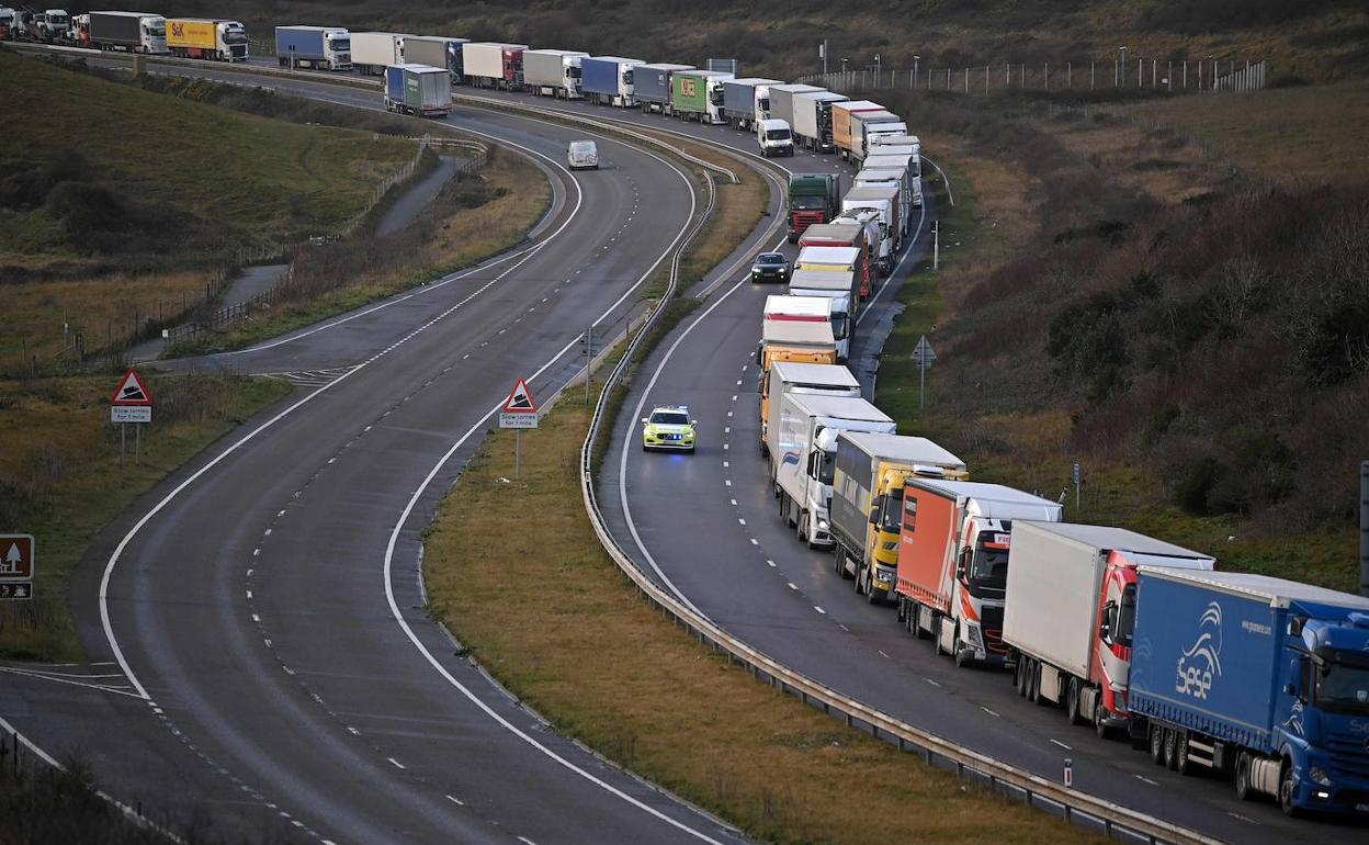 Colas de camiones en los acceso al puerto británico de Dover.