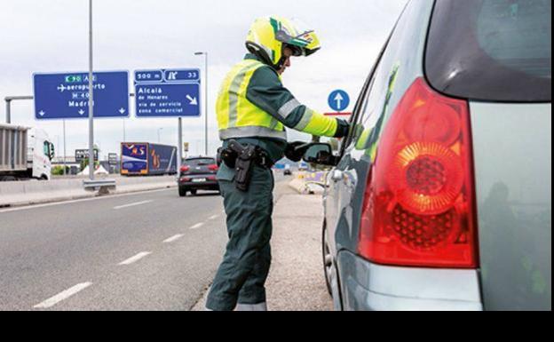 Hasta 200 euros de multa por conducir con un abrigo voluminoso