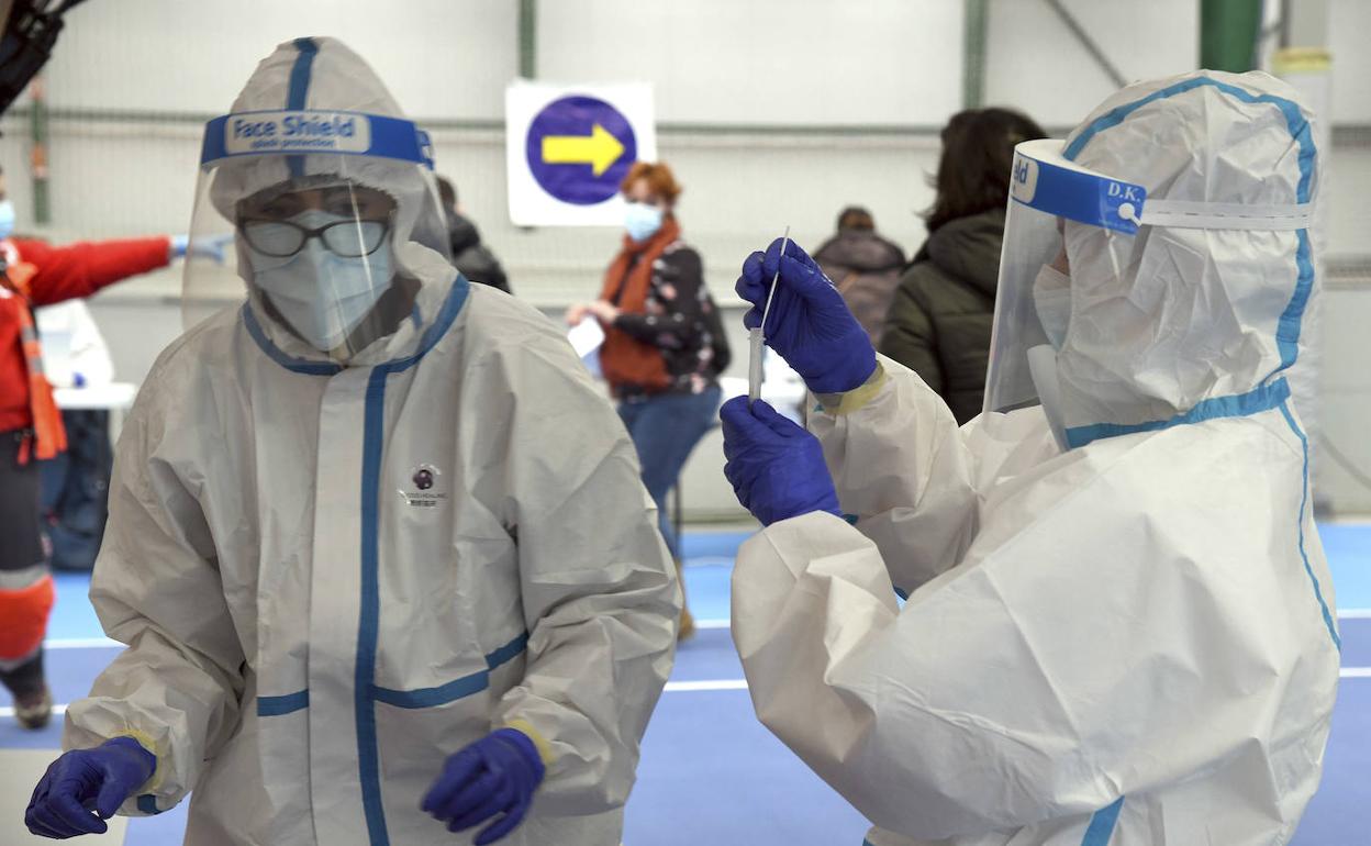 Sanitarios durante los test de cribado masivo en Burgos. 