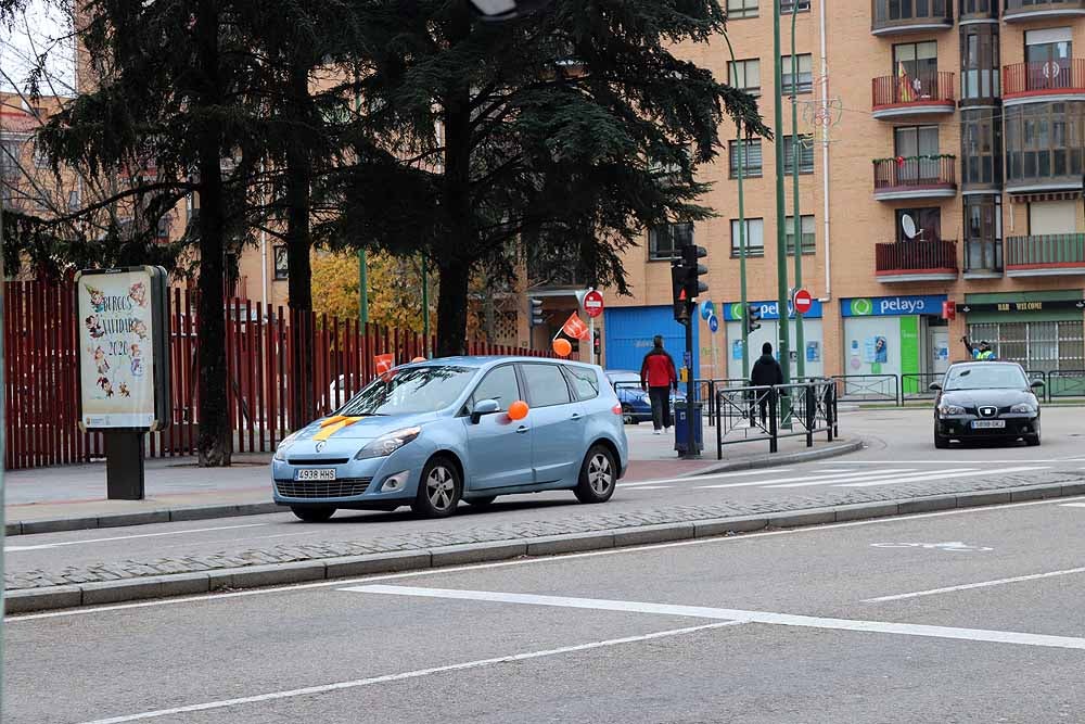 Fotos: Una caravana de coches contra la Ley Celaá recorre las calles de Burgos