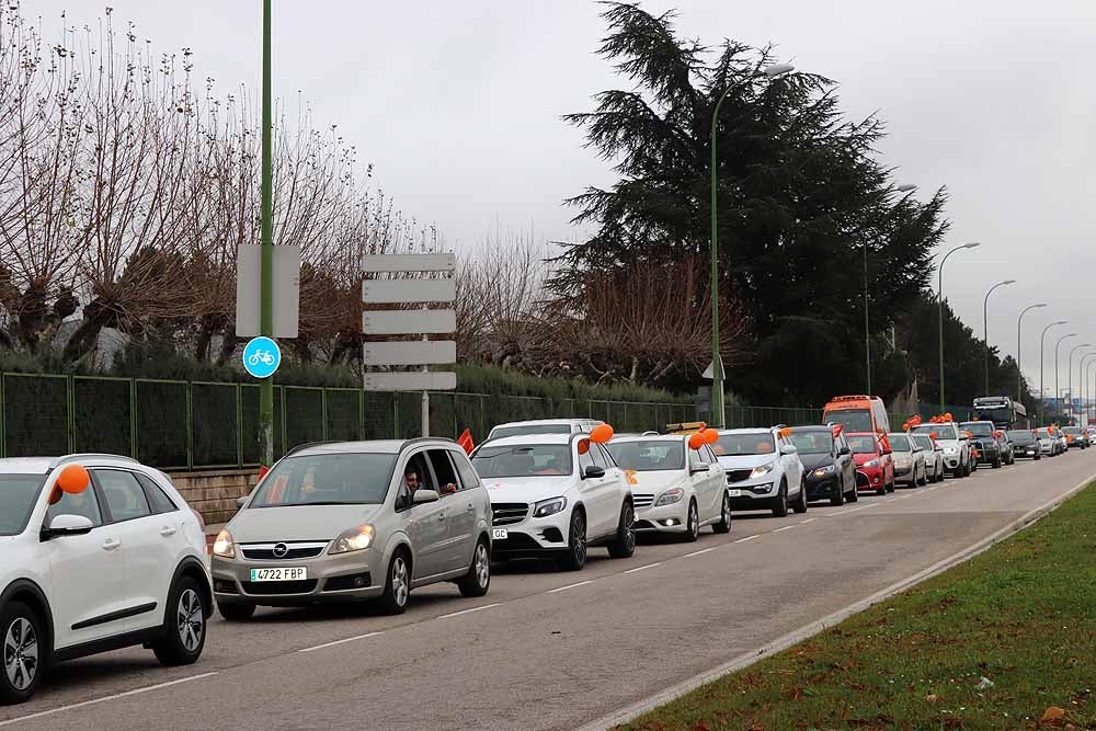 Fotos: Una caravana de coches contra la Ley Celaá recorre las calles de Burgos