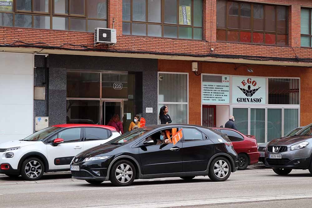 Fotos: Una caravana de coches contra la Ley Celaá recorre las calles de Burgos