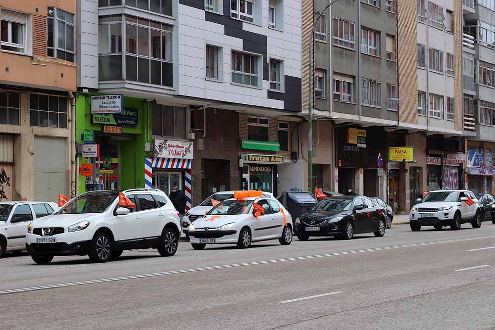 Fotos: Una caravana de coches contra la Ley Celaá recorre las calles de Burgos