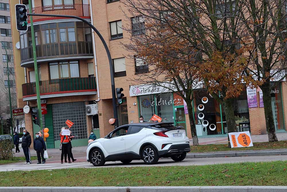 Fotos: Una caravana de coches contra la Ley Celaá recorre las calles de Burgos