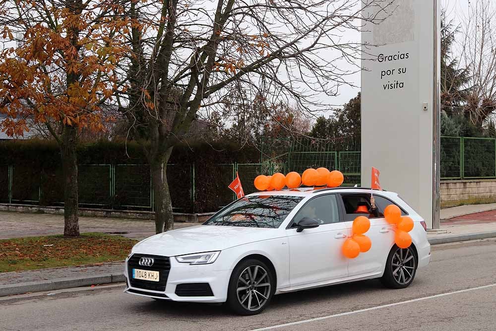 Fotos: Una caravana de coches contra la Ley Celaá recorre las calles de Burgos