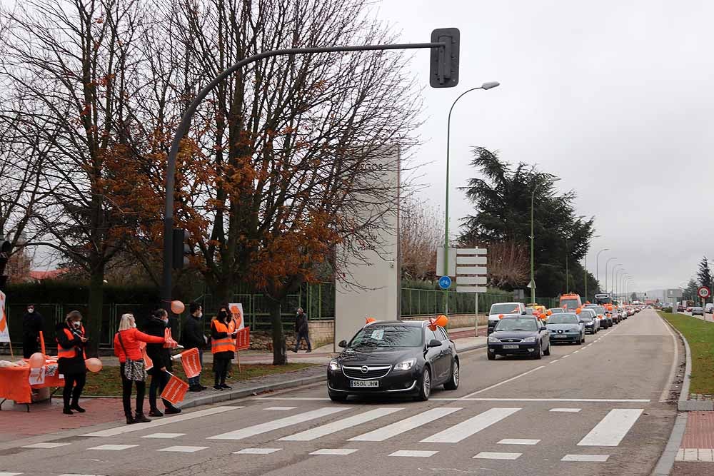 Fotos: Una caravana de coches contra la Ley Celaá recorre las calles de Burgos