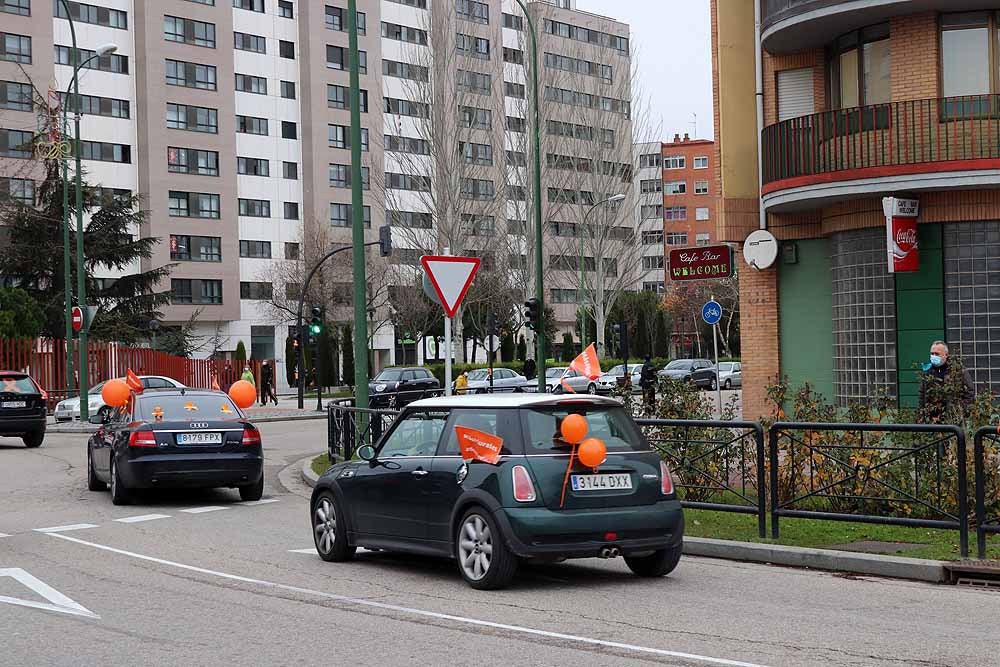 Fotos: Una caravana de coches contra la Ley Celaá recorre las calles de Burgos