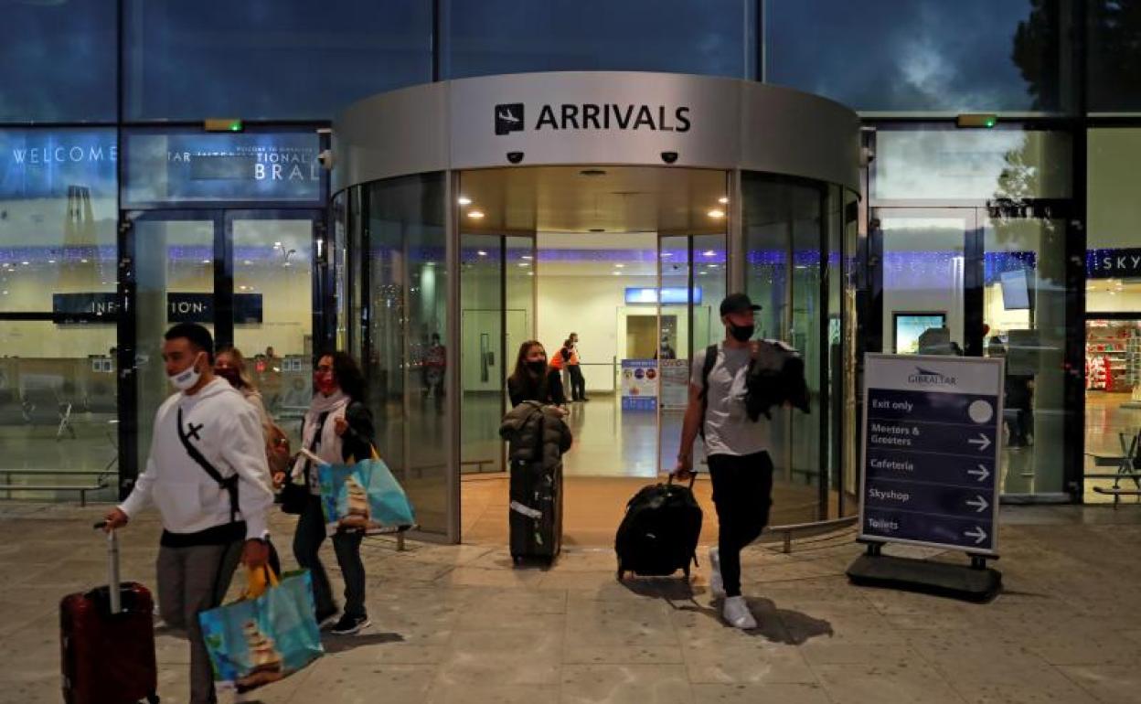 Pasajeros salen del Aeropuerto Internacional de Gibraltar.