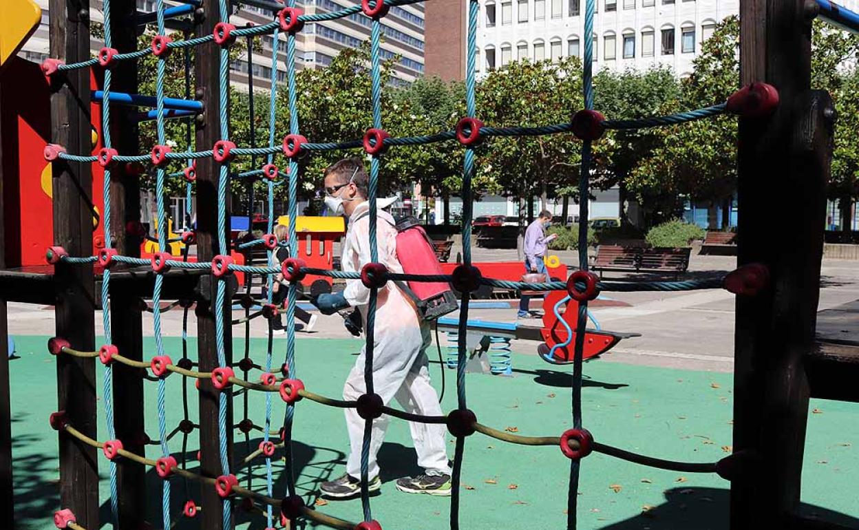 La apertura de los parques viene con un programa de desinfección diario.