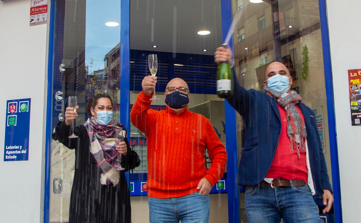 La administración de lotería 'Los Manolos' de Salamanca, donde se ha repartido 15 décimos del gordo