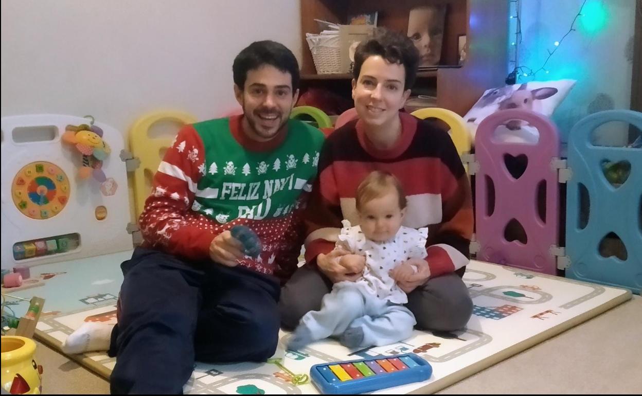 Víctor Herrero y Carolina Sanz junto con la pequeña Ariadna.