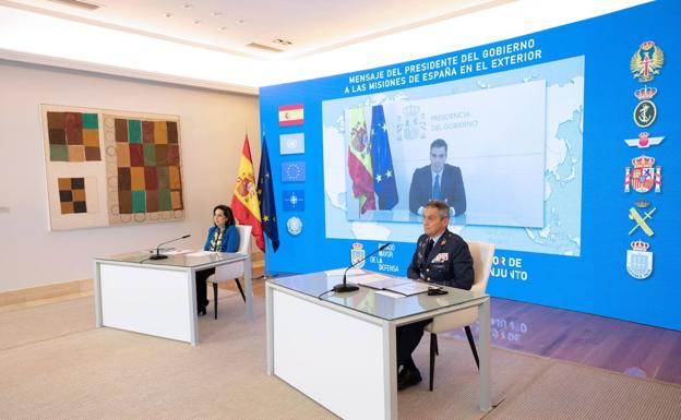 Margarita Robles, Pedro Sánchez -en pantalla- y el general Miguel Ángel Villarroya.