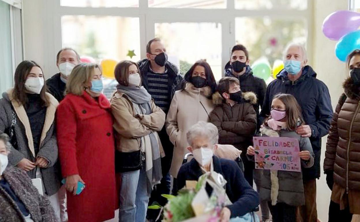 Carmen Simón celebra sus 105 años en la residencia Fundación Raudense de la Tercera Edad en Roa. 