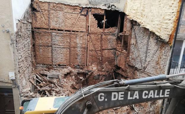 Demolición del inmueble tras el incendio.