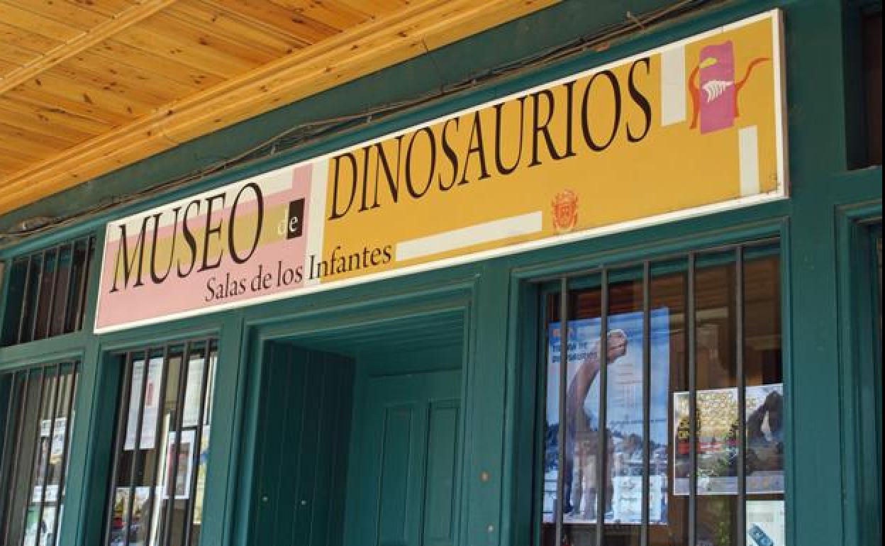 Puerta de entrada al Museo de Dinosaurios de Salas de los Infantes