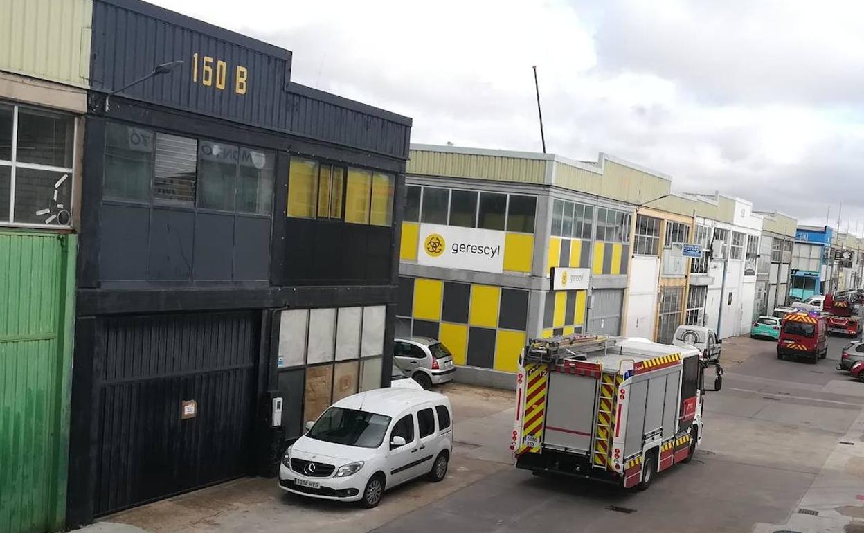 Los Bomberos a su llegada a la nave de Pentasa.