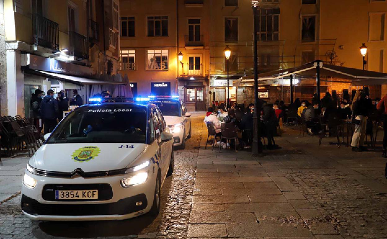 Patrullas de la Policía Local controlan la zona de bares de la capital burgalesa. 