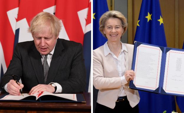 Boris Johnson y Ursula von der Leyen firman el acuerdo.