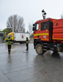 Imagen secundaria 2 - Primeros días de confinamiento domiciliario en Burgos con la UME controlando las principales vías de la capital.