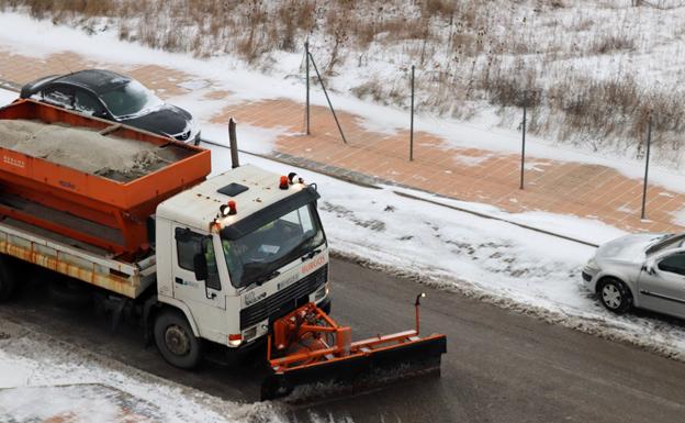 Limpieza de la nieve y el hielo para volver a la normalidad en Burgos tras 'Filomena'