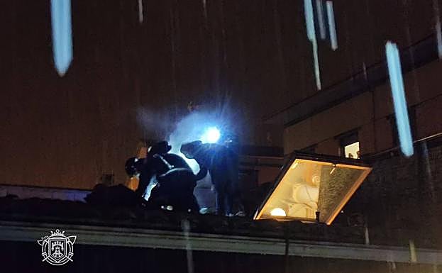 Los Bomberos en plenas labores de extinción de un incendio de cubierta en Cardeñajimeno.