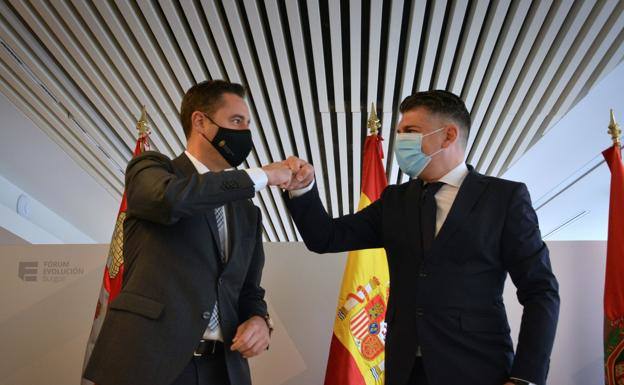 Tras varios meses de negociaciones, PSOE y Ciudadanos firmaban un pacto de gobierno para el Ayuntamiento de Burgos