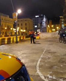 Imagen secundaria 2 - Voluntarios de Potección Civil acondicionan el pavimento helado para evitar accidentes en Burgos.