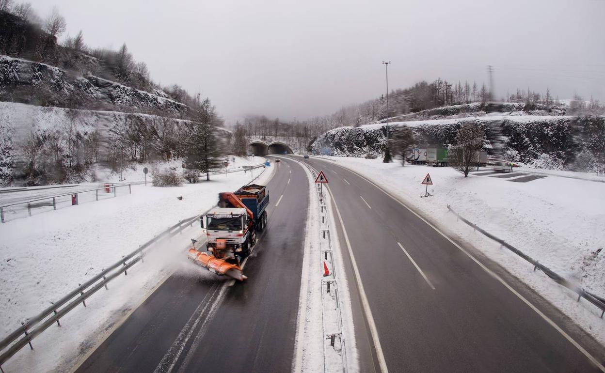 Una máquina quitanieves limpia una de las autopistas del país. 