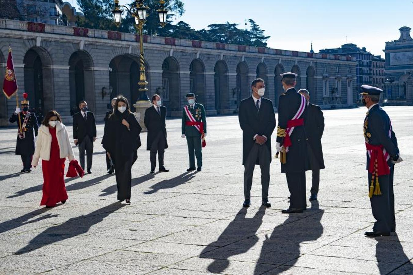 La Reina, acompañada de la ministra de Defensa, Margarita Robles, a la entrada del Palacio Real.