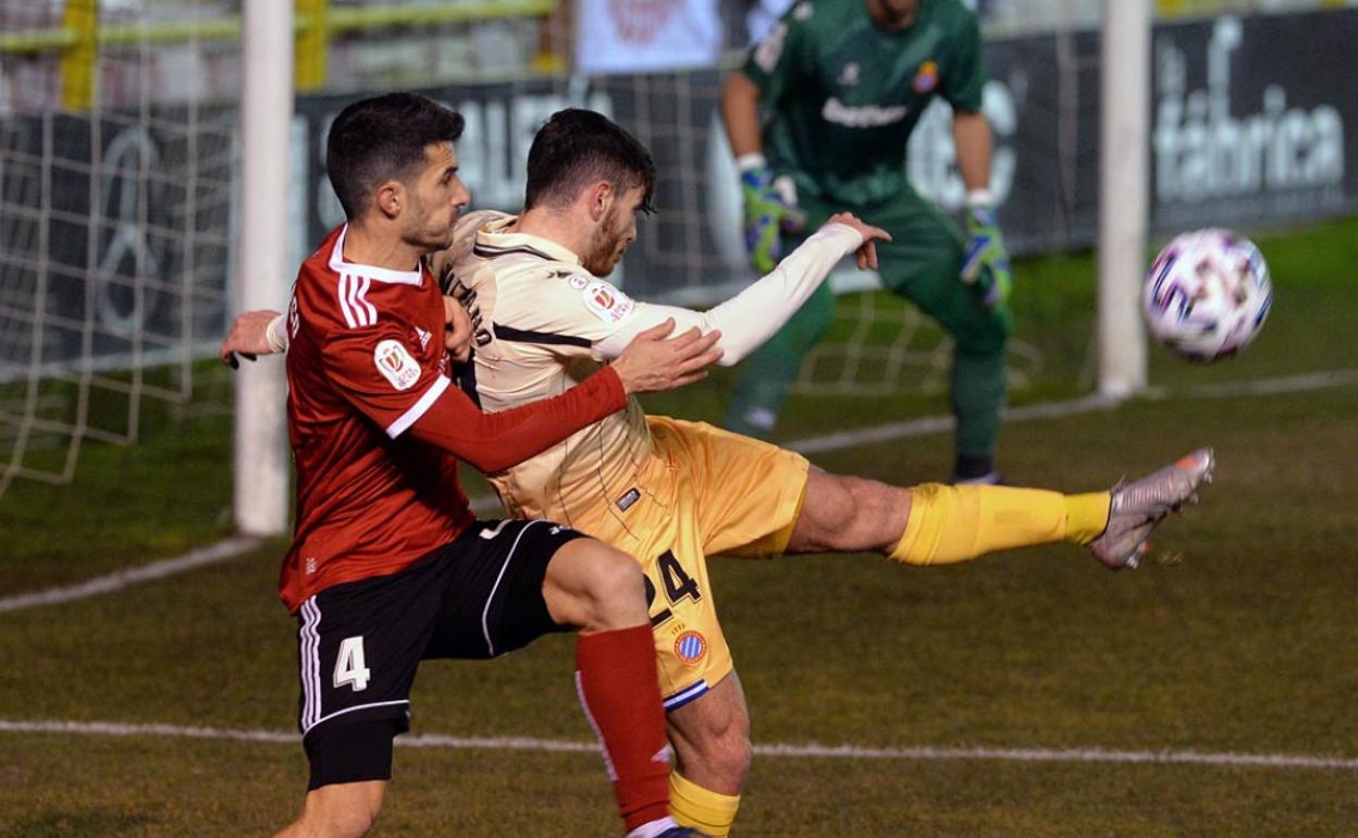 Zabaco, peleando con un rival por el control de la pelota. 