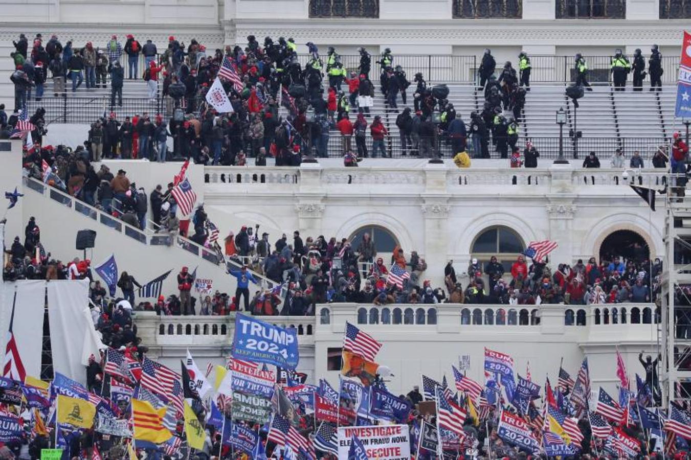 Seguidores de Donald Trump irrumpen en el Capitolio de los Estados Unidos 