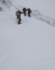 Imagen secundaria 2 - Raquetas y esquíes para un relevo a pie en la base militar de Lunada, aislada por la nieve