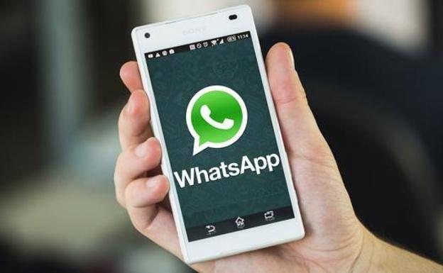 Un usuario muestra la aplicación WhatsApp en su móvil. 