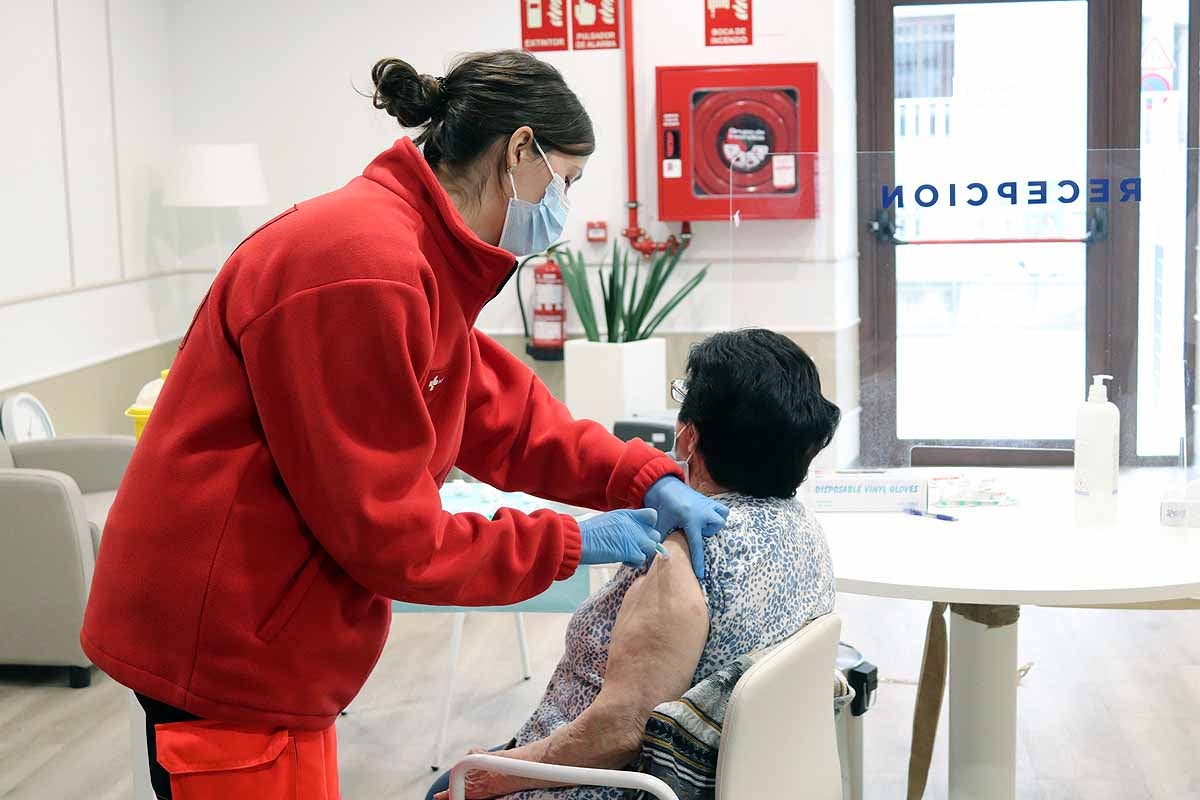 Jornada de vacunación contra la covid-19 en la residencia Clece Vitam de Burgos. 