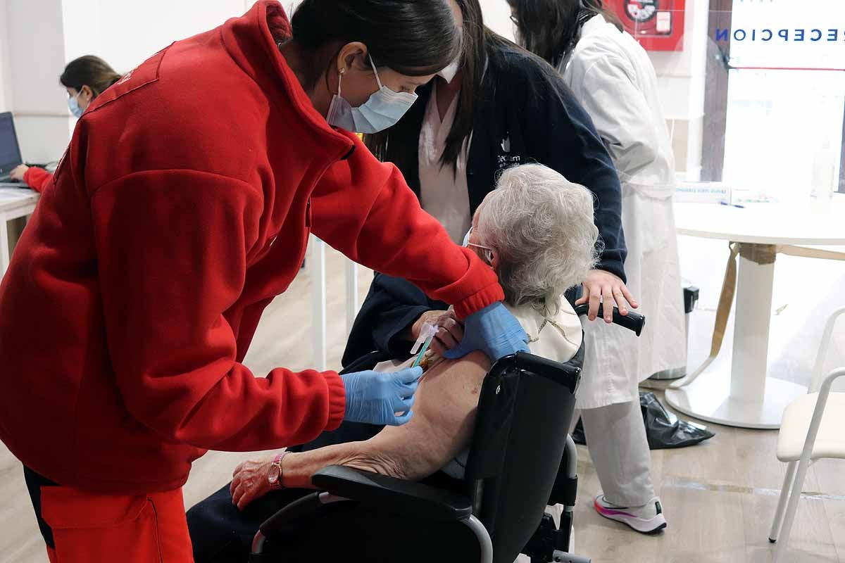 Jornada de vacunación contra la covid-19 en la residencia Clece Vitam de Burgos. 