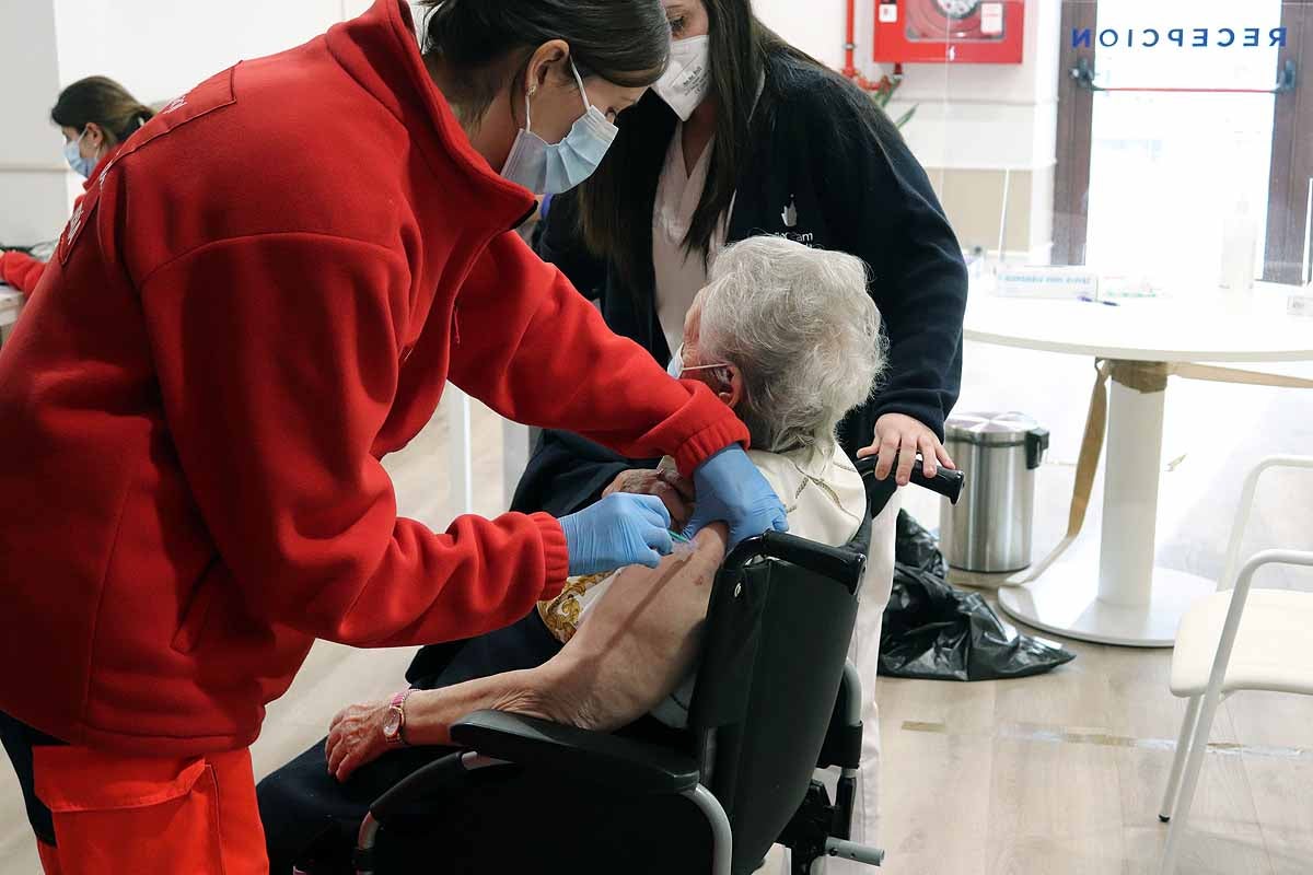 Jornada de vacunación contra la covid-19 en la residencia Clece Vitam de Burgos. 