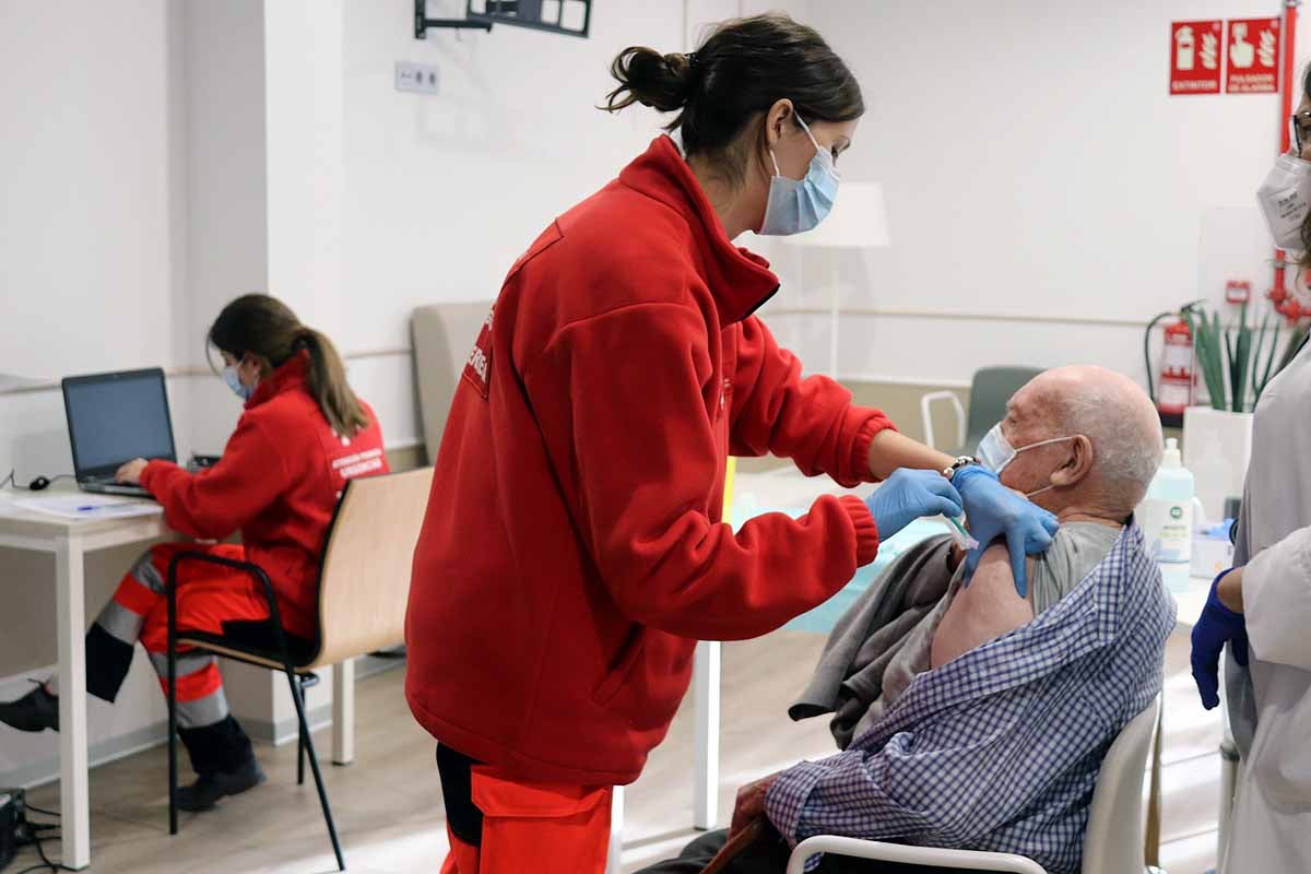 Jornada de vacunación contra la covid-19 en la residencia Clece Vitam de Burgos. 