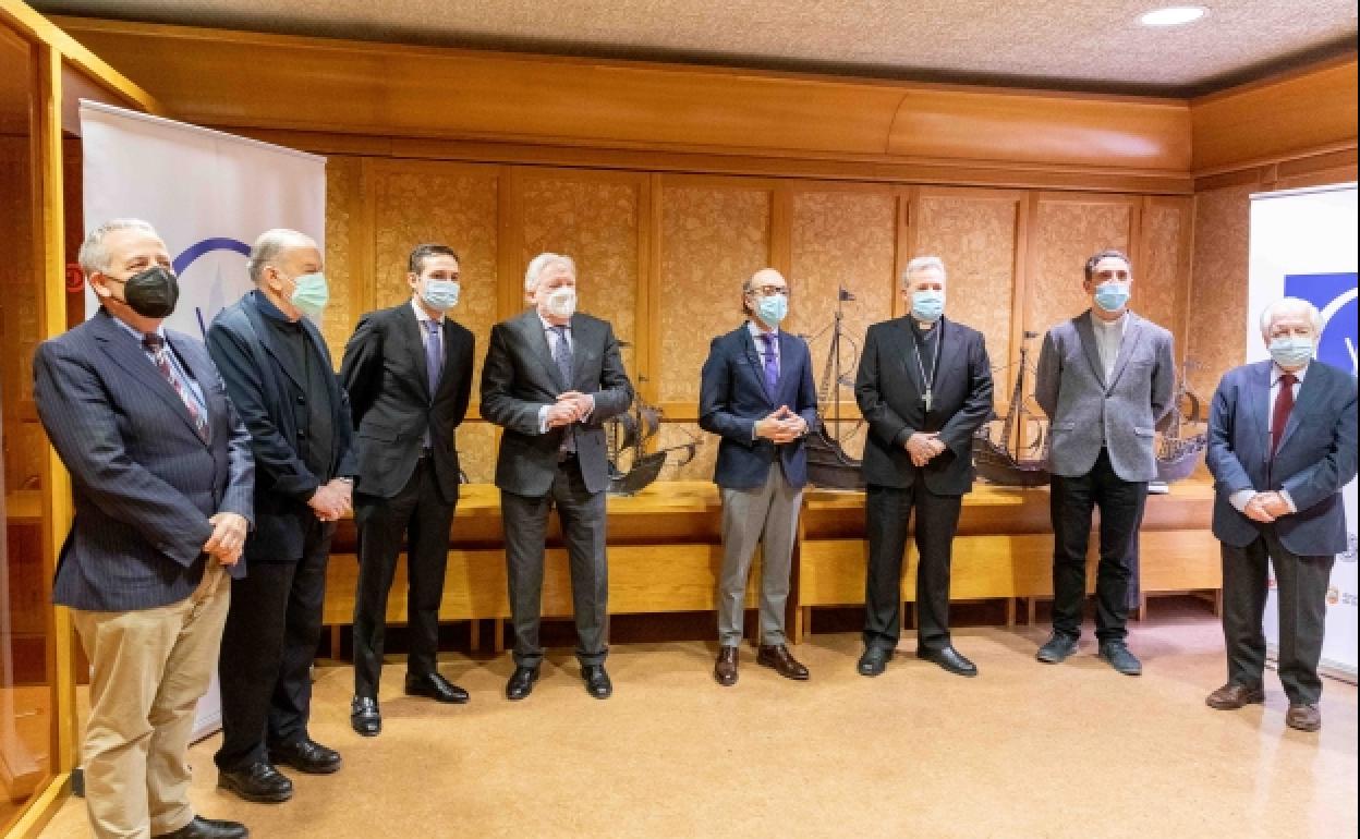 Javier Ortega Álvarez y Raúl Fernández Sobrino, junto a los directivos de la Fundación VIII Centenario de la Catedral.Burgos 2021. 