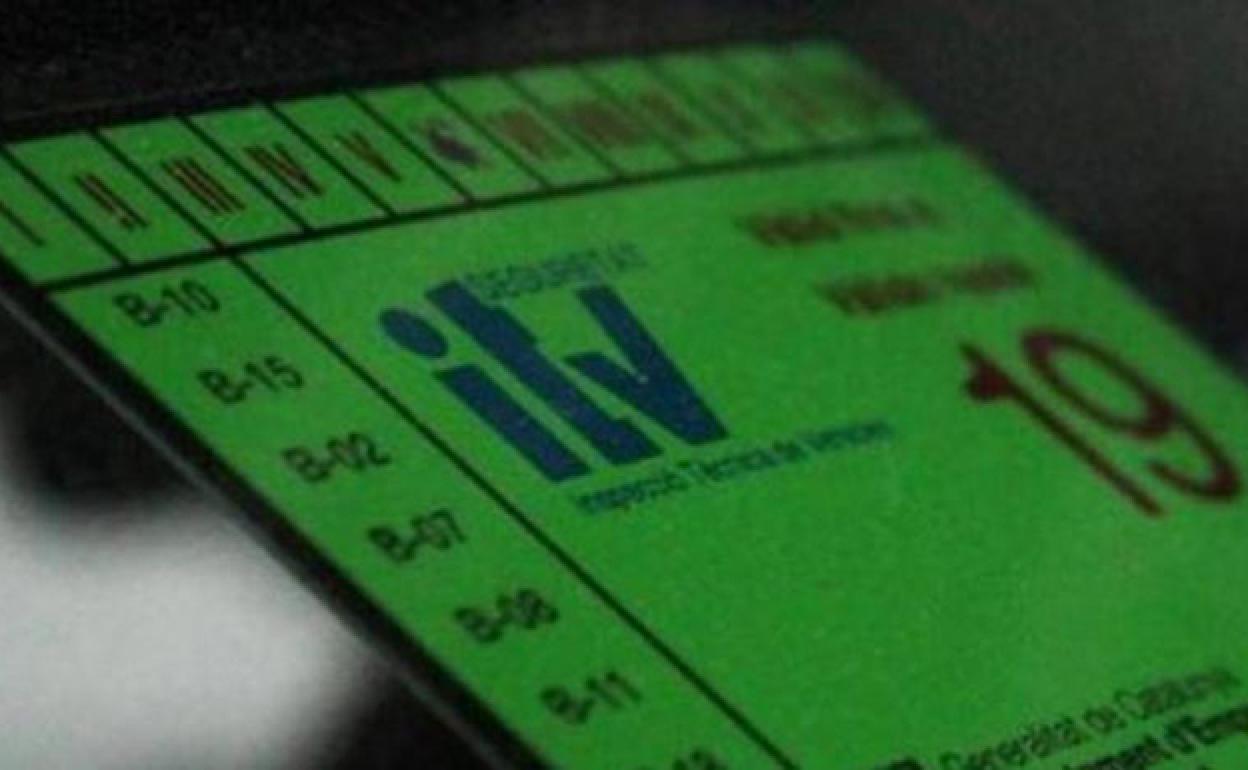 Una pegatina de la ITV caducada. 