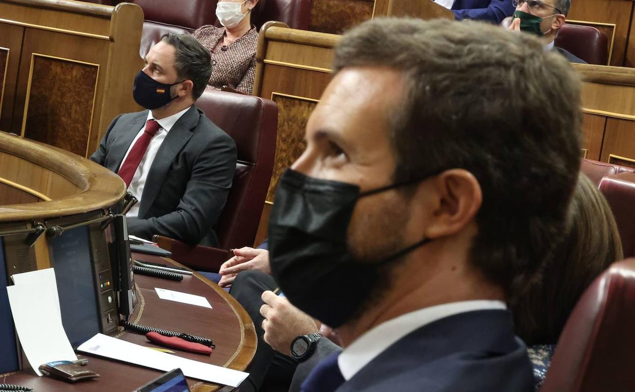 Pablo Casado y Santiago Abascal durante la moción de censura de Vox.